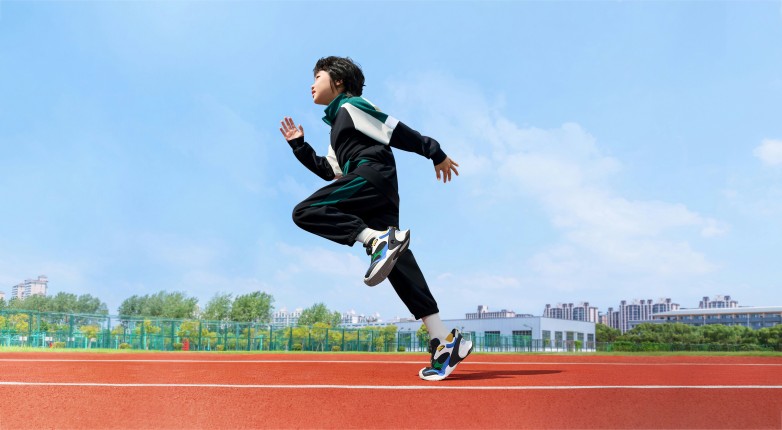 服鞋」：守护学龄儿童校园运动安全b体育必