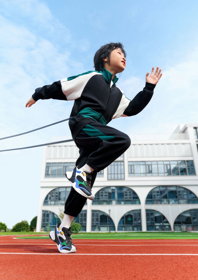 服鞋」：守护学龄儿童校园运动安全b体育必一运动基诺浦推出「秒穿校(图2)